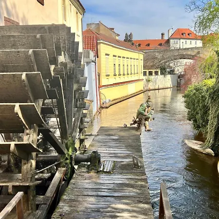 Lilac Luxury Prague Villa
